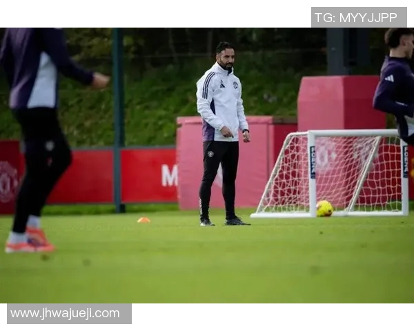 曼联功勋球员正式退役,将转为球队青训教练,传承红魔精神 曼联功勋球员正式退役,将转为球队青训教练,传承红魔精神